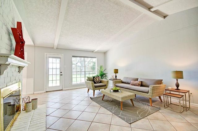 609 Mary Ann Drive, Friendswood, TX 77546