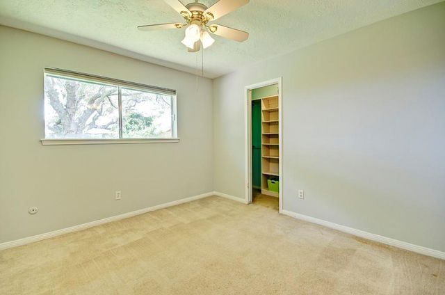 609 Mary Ann Drive, Friendswood, TX 77546