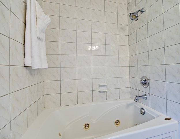 609 Mary Ann Drive, Friendswood, TX 77546