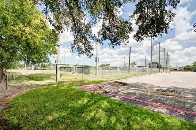 609 Mary Ann Drive, Friendswood, TX 77546