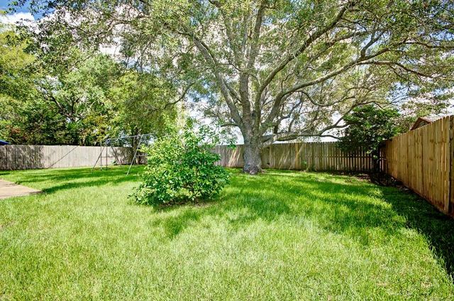 609 Mary Ann Drive, Friendswood, TX 77546