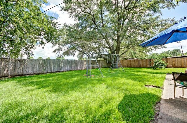 609 Mary Ann Drive, Friendswood, TX 77546