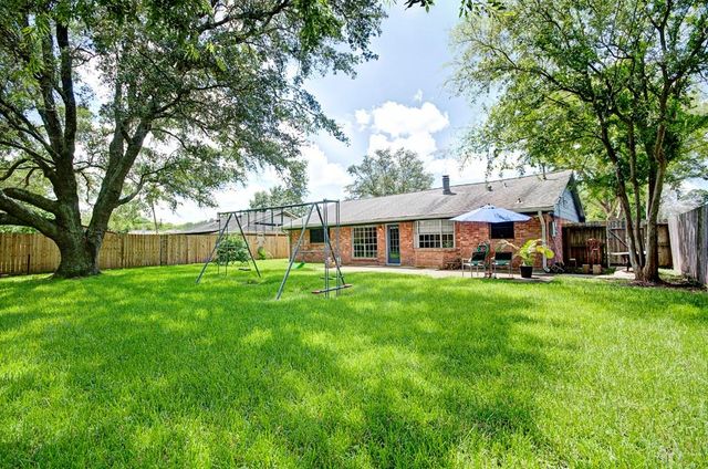 609 Mary Ann Drive, Friendswood, TX 77546
