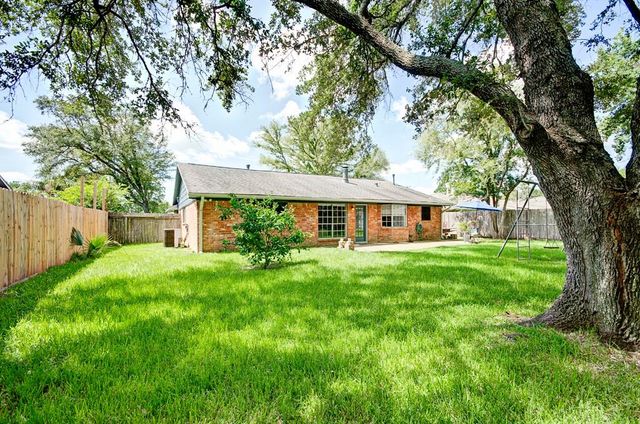 609 Mary Ann Drive, Friendswood, TX 77546