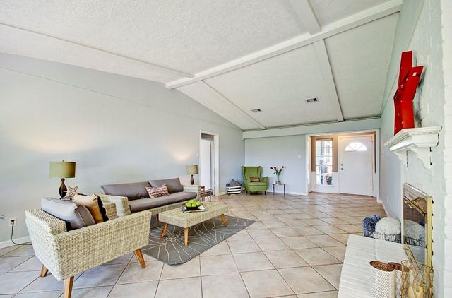 609 Mary Ann Drive, Friendswood, TX 77546