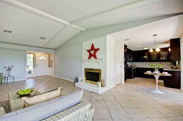 609 Mary Ann Drive, Friendswood, TX 77546