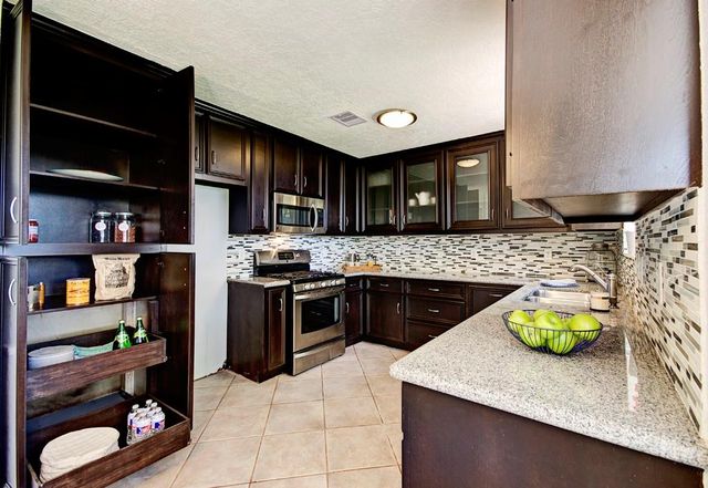 609 Mary Ann Drive, Friendswood, TX 77546
