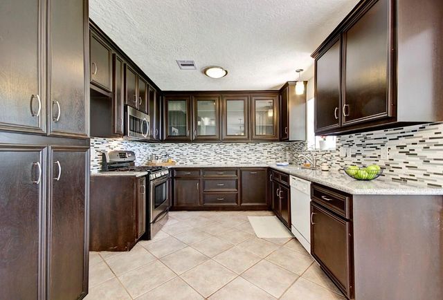 609 Mary Ann Drive, Friendswood, TX 77546