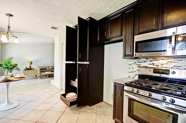 609 Mary Ann Drive, Friendswood, TX 77546