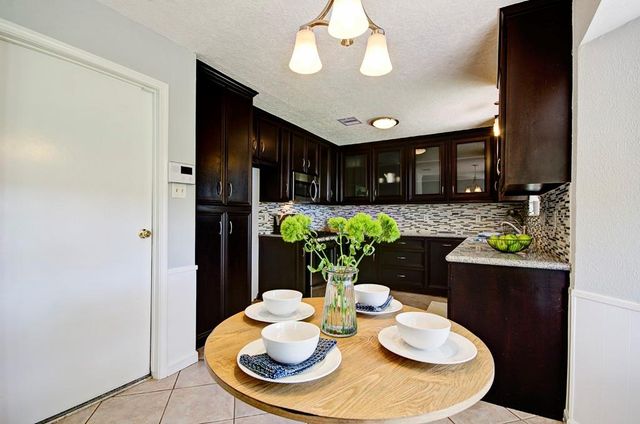 609 Mary Ann Drive, Friendswood, TX 77546