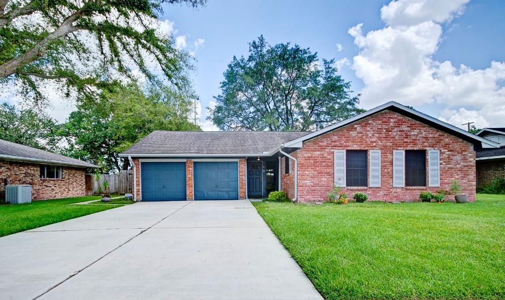 609 Mary Ann Drive, Friendswood, TX 77546