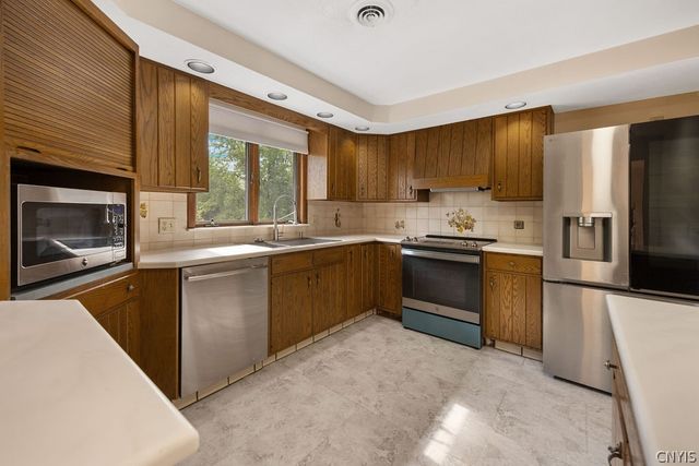 100 Eden Roc Circle, Dewitt, NY 13214