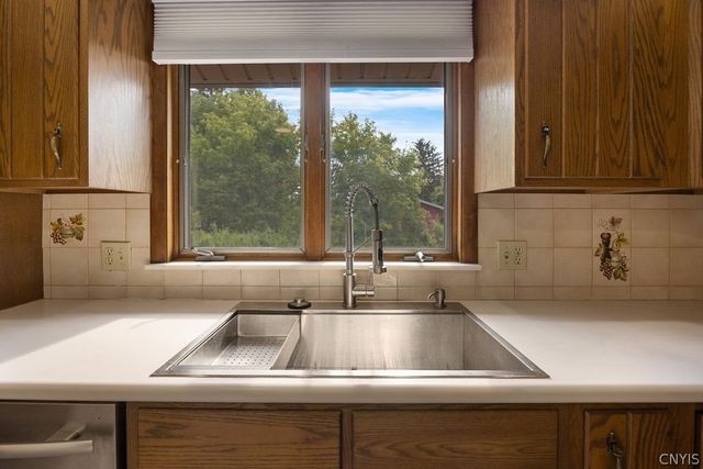 100 Eden Roc Circle, Dewitt, NY 13214