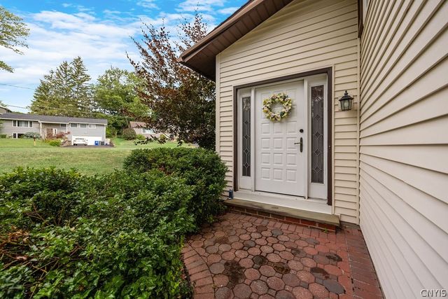 100 Eden Roc Circle, Dewitt, NY 13214