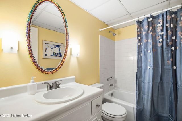248 Stonehenge Dr 104, Louisville, KY 40207