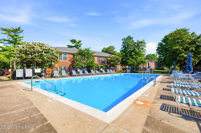 248 Stonehenge Dr 104, Louisville, KY 40207