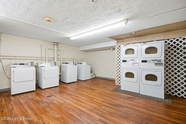 248 Stonehenge Dr 104, Louisville, KY 40207