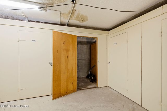 248 Stonehenge Dr 104, Louisville, KY 40207