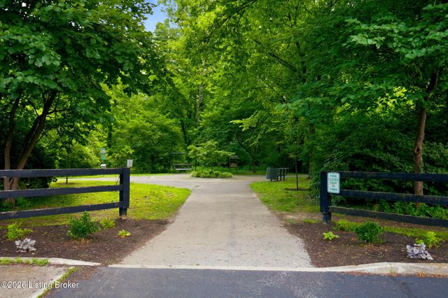 248 Stonehenge Dr 104, Louisville, KY 40207