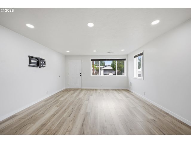 10068 Se BRANDEIS St, Clackamas, OR 97015