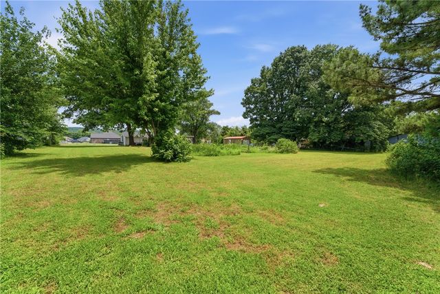 3132 N Oak Street, Springdale, AR 72764