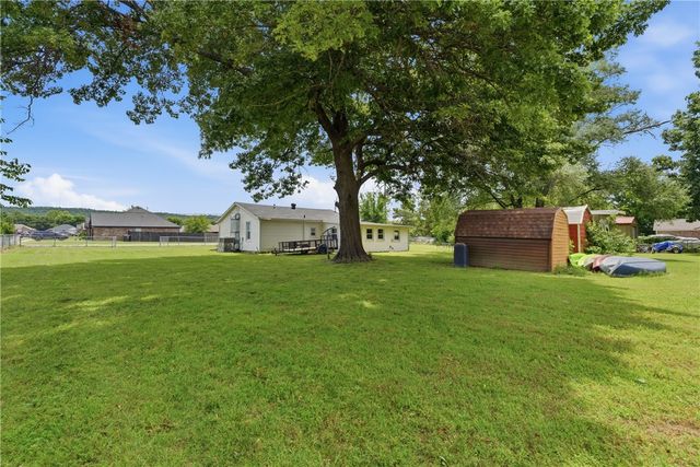 3132 N Oak Street, Springdale, AR 72764