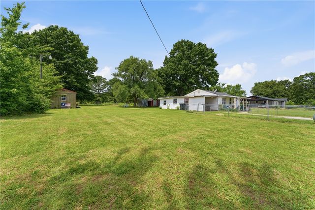 3132 N Oak Street, Springdale, AR 72764