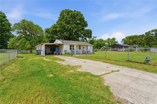 3132 N Oak Street, Springdale, AR 72764