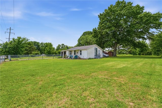 3132 N Oak Street, Springdale, AR 72764