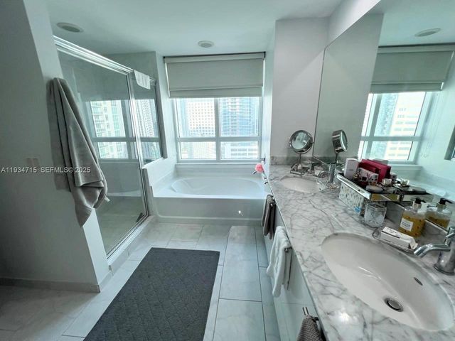 950 Brickell Bay Dr 2711, Miami, FL 33131