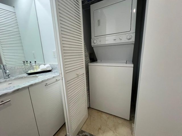 950 Brickell Bay Dr 2711, Miami, FL 33131