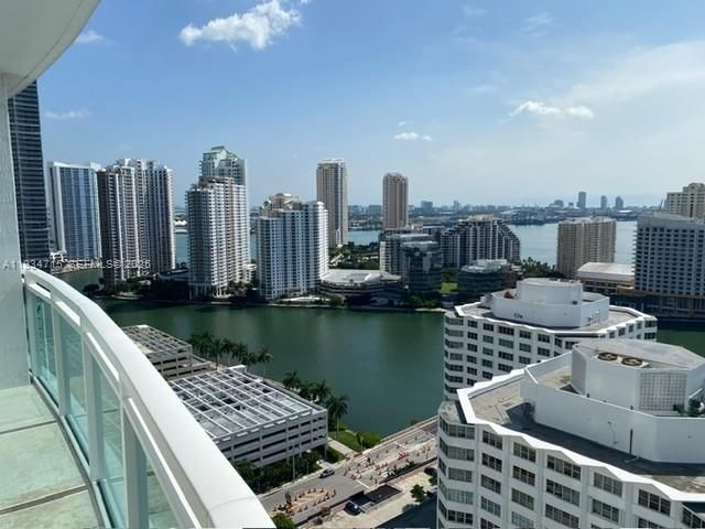 950 Brickell Bay Dr 2711, Miami, FL 33131