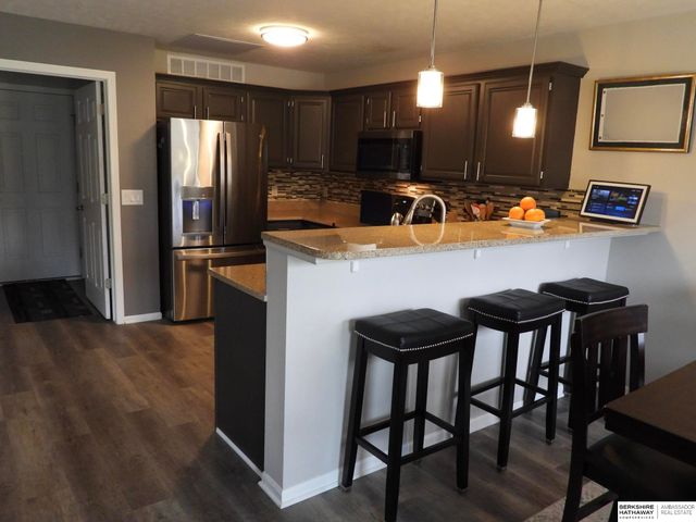 17614 Parker Plaza, Omaha, NE 68118