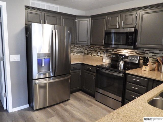 17614 Parker Plaza, Omaha, NE 68118