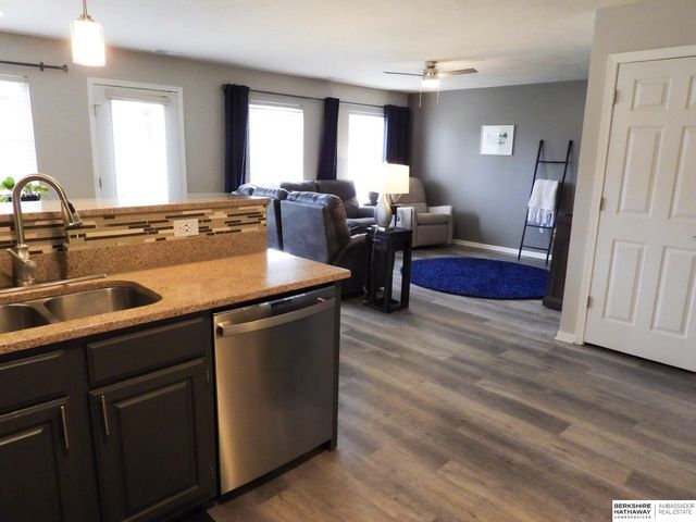17614 Parker Plaza, Omaha, NE 68118