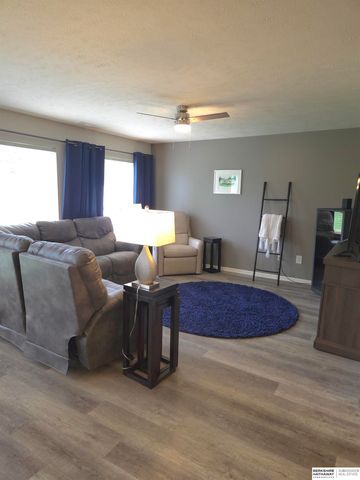 17614 Parker Plaza, Omaha, NE 68118