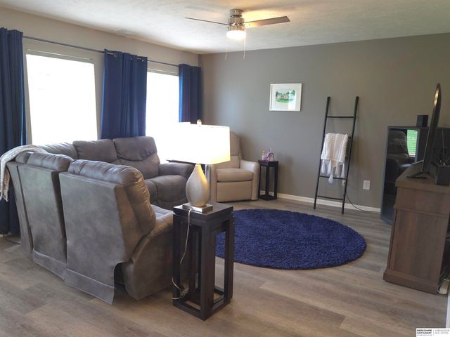 17614 Parker Plaza, Omaha, NE 68118