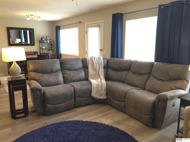 17614 Parker Plaza, Omaha, NE 68118
