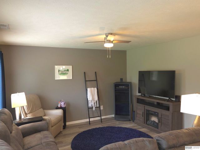 17614 Parker Plaza, Omaha, NE 68118
