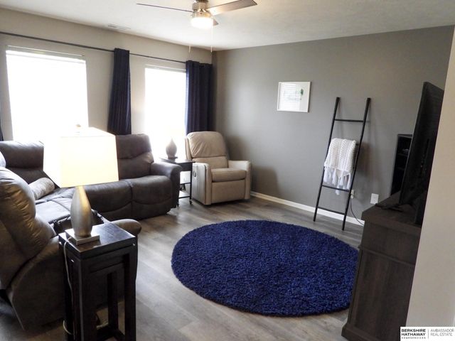 17614 Parker Plaza, Omaha, NE 68118