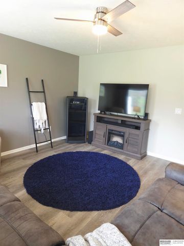 17614 Parker Plaza, Omaha, NE 68118