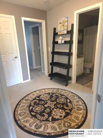 17614 Parker Plaza, Omaha, NE 68118