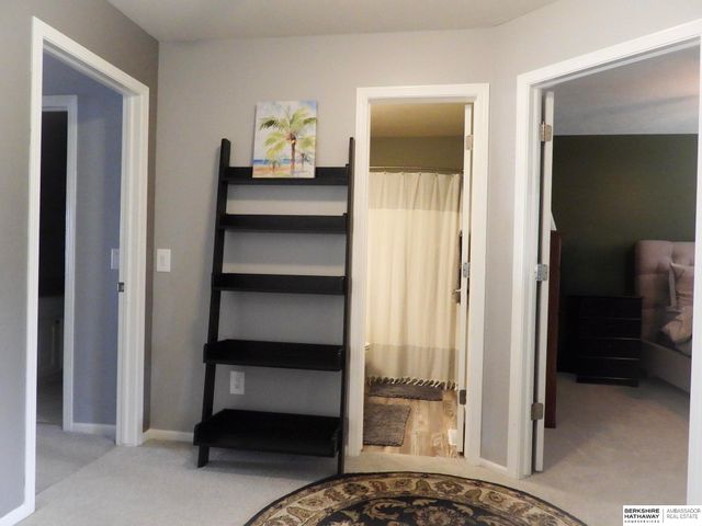 17614 Parker Plaza, Omaha, NE 68118