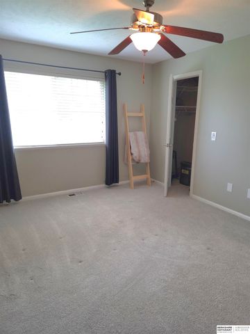 17614 Parker Plaza, Omaha, NE 68118