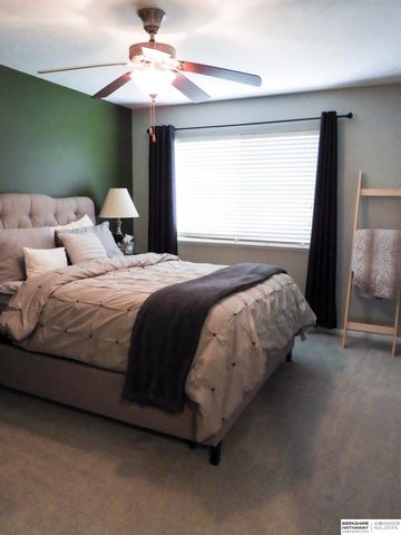 17614 Parker Plaza, Omaha, NE 68118