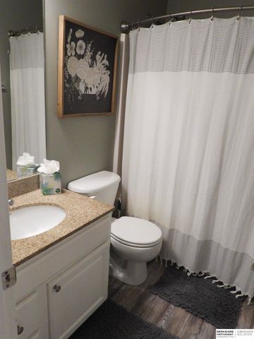 17614 Parker Plaza, Omaha, NE 68118