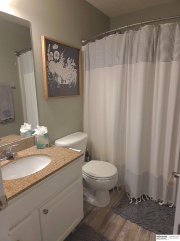 17614 Parker Plaza, Omaha, NE 68118