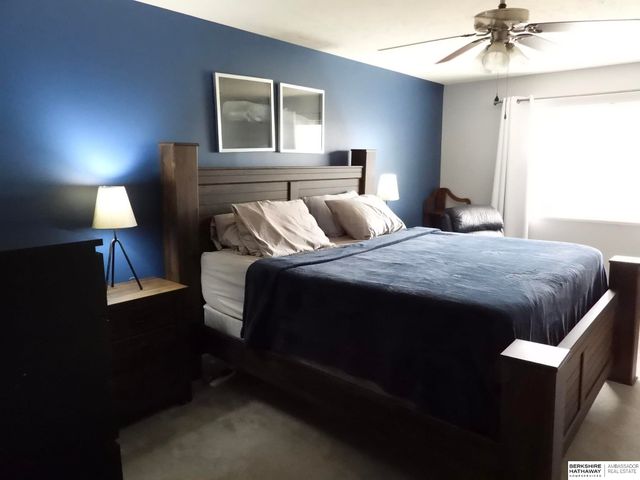 17614 Parker Plaza, Omaha, NE 68118