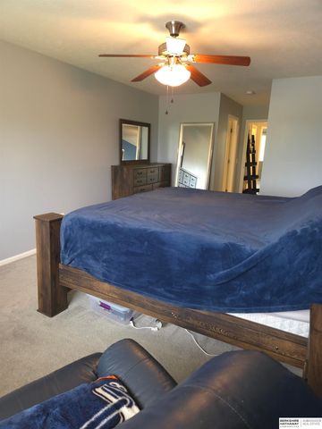 17614 Parker Plaza, Omaha, NE 68118