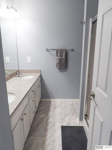 17614 Parker Plaza, Omaha, NE 68118